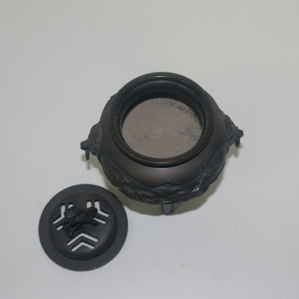 청동으로된 삼족해태용 향로