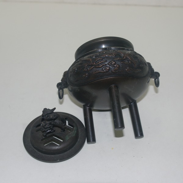 청동으로된 삼족해태용 향로
