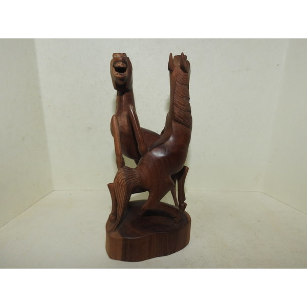 원목나무를 통으로 조각한 쌍마 말조각상