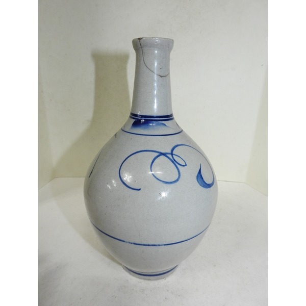 100년이상된 청화백자초화문 주병