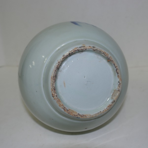 100년이상된 청화백자 목단주병