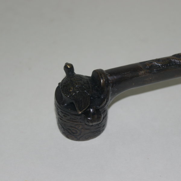 청동으로된 거북장식이 있는 먹통