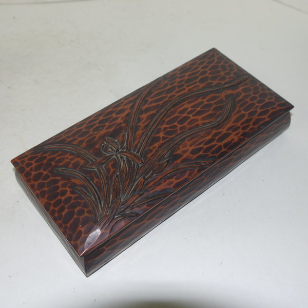 나무에 난초가 조각된 함