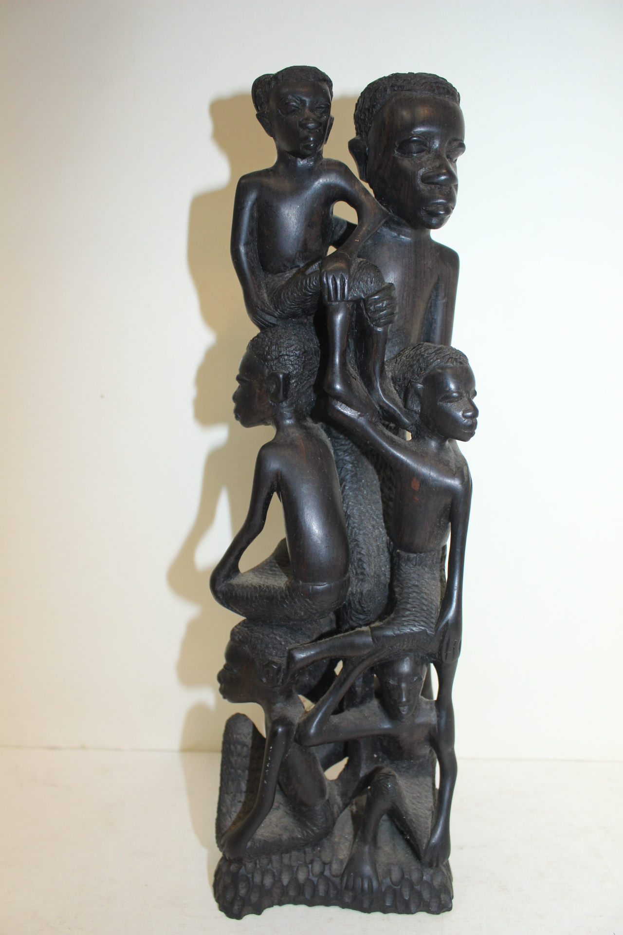 아주강한 흑단목나무로 조각된 인물 조각상