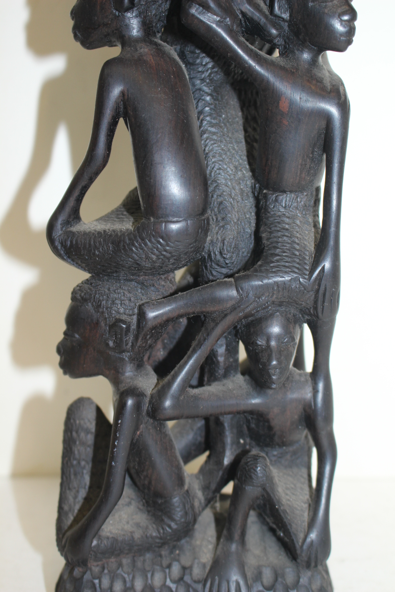아주강한 흑단목나무로 조각된 인물 조각상