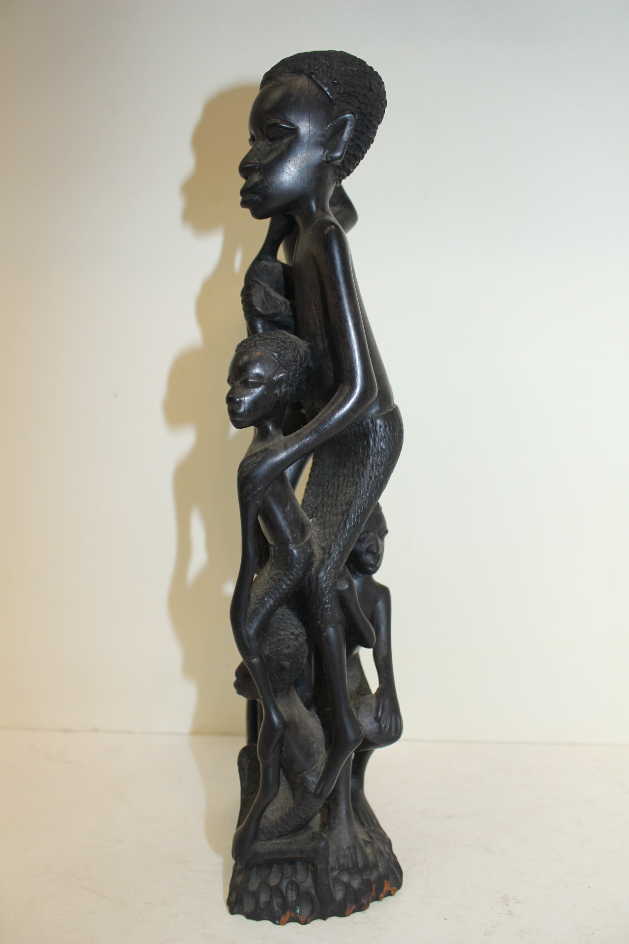 아주강한 흑단목나무로 조각된 인물 조각상