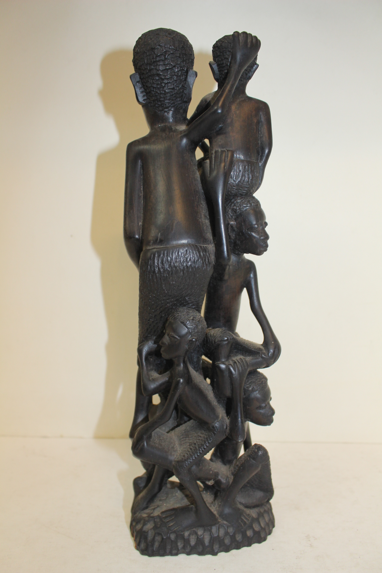 아주강한 흑단목나무로 조각된 인물 조각상