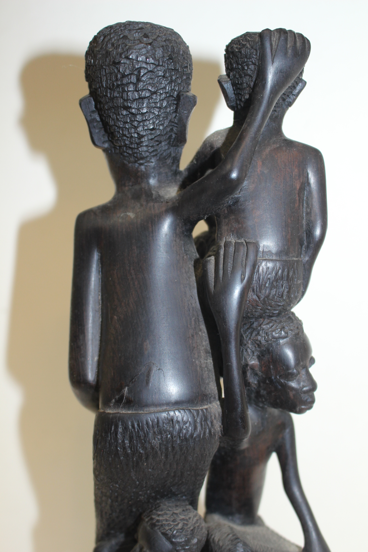 아주강한 흑단목나무로 조각된 인물 조각상