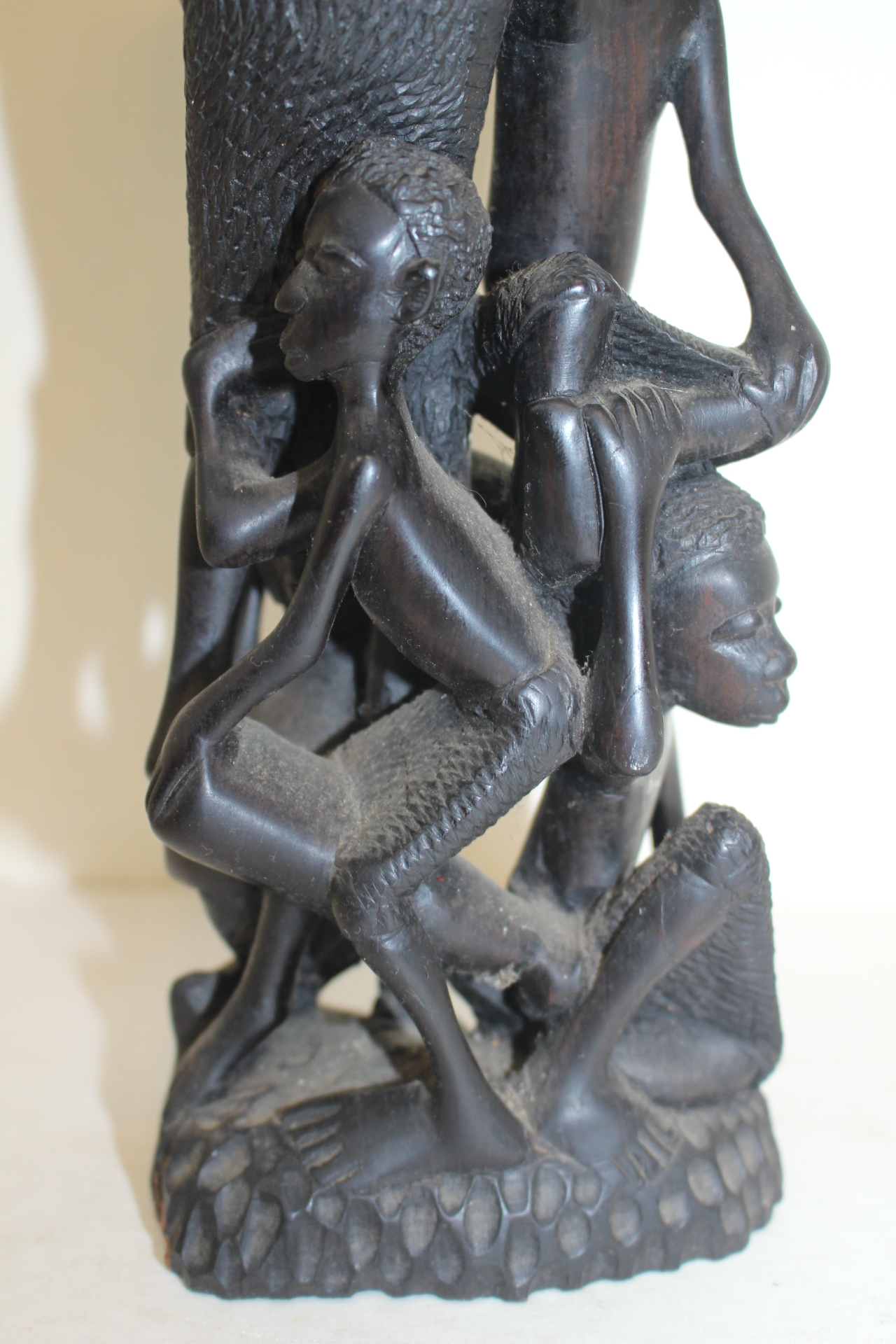 아주강한 흑단목나무로 조각된 인물 조각상