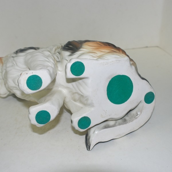 사실적인 고양이 조각상