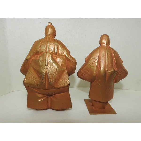 묵직한 금속재질로된 남여 인물조각상