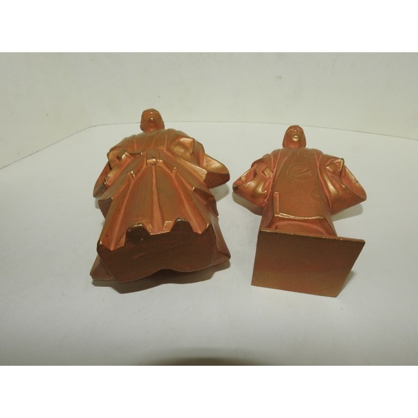 묵직한 금속재질로된 남여 인물조각상