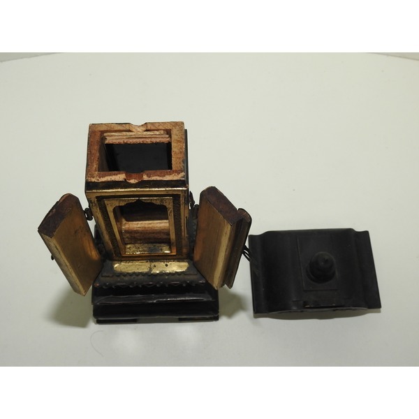 골동-나무에 금채된 위패