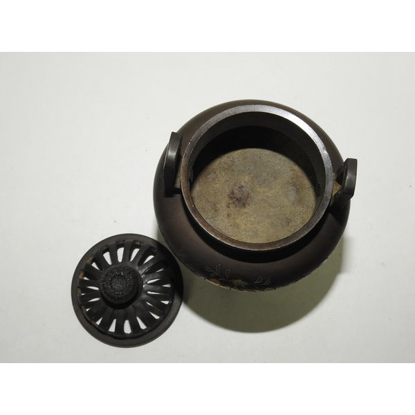 묵직한 청동에 화문이 조각된 삼족향로