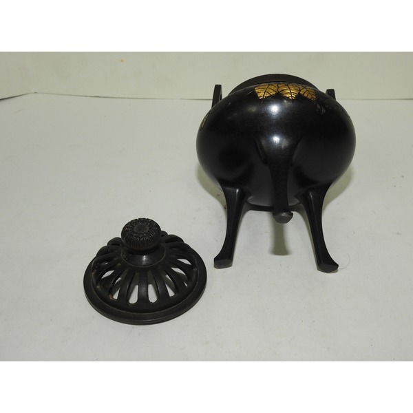 묵직한 청동에 화문이 조각된 삼족향로