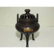 묵직한 청동에 화문이 조각된 삼족향로