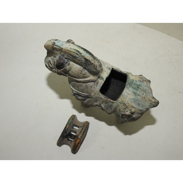 묵직한 무쇠로된 말모양 향로