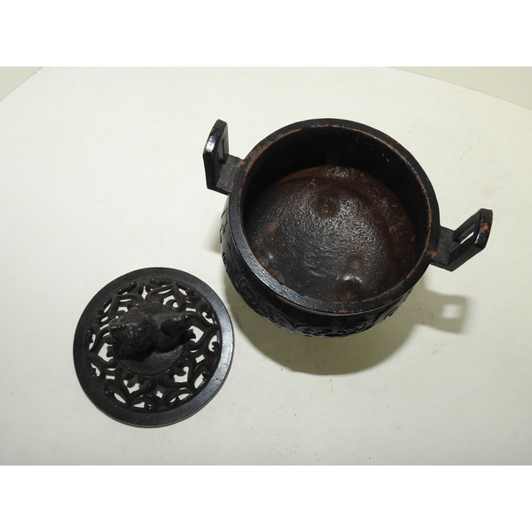 금속으로된 해태용이귀삼족 향로