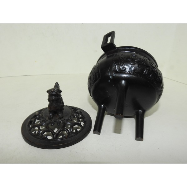 금속으로된 해태용이귀삼족 향로