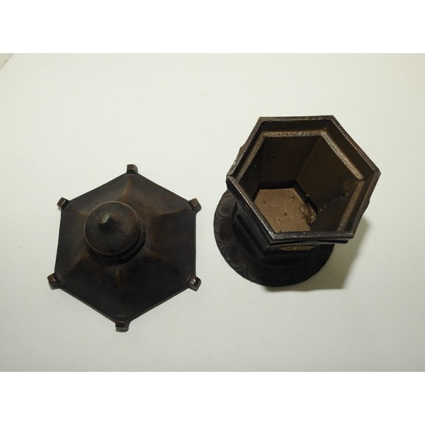 묵직한 무쇠로된 탑모양 합