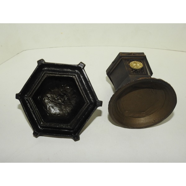 묵직한 무쇠로된 탑모양 합