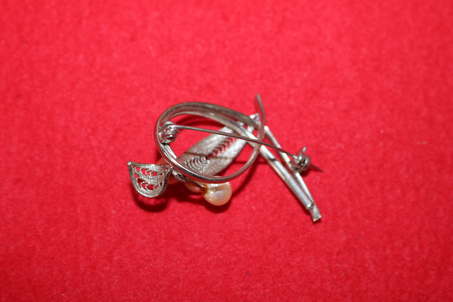 진품 진주가 장식된 브롯지