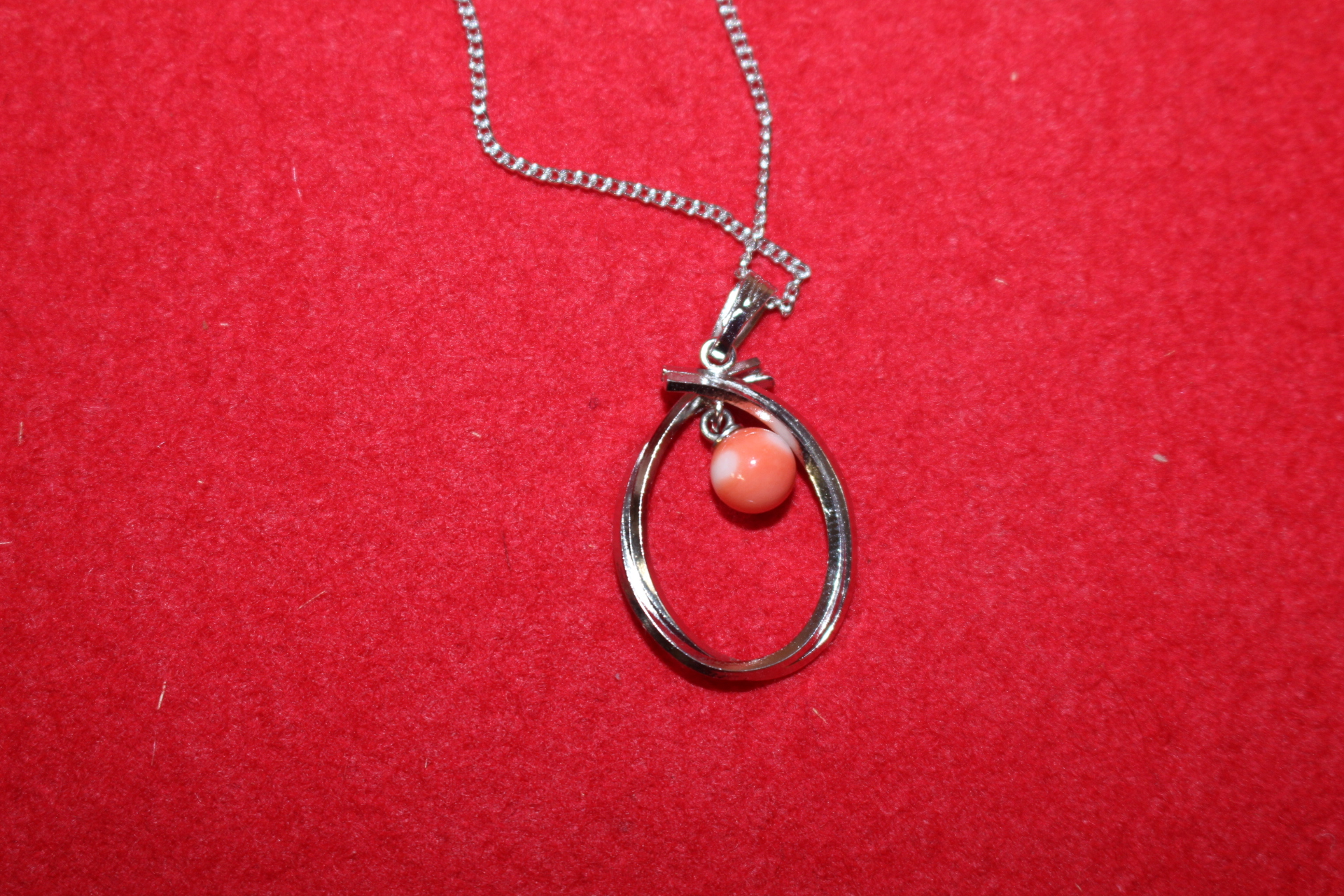 진품산호가 장식된 목걸이