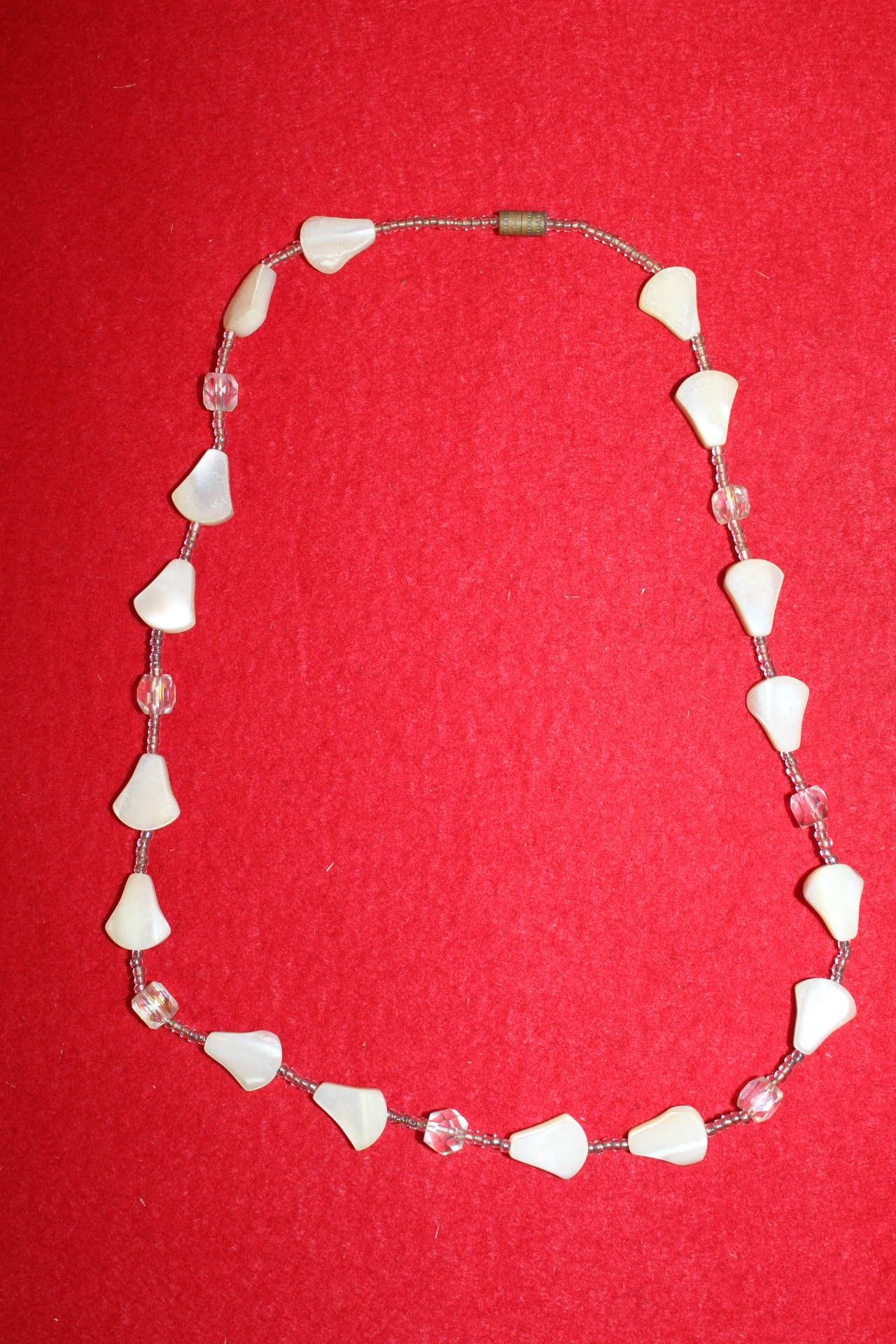 조개껍질과 수정으로된 목걸이