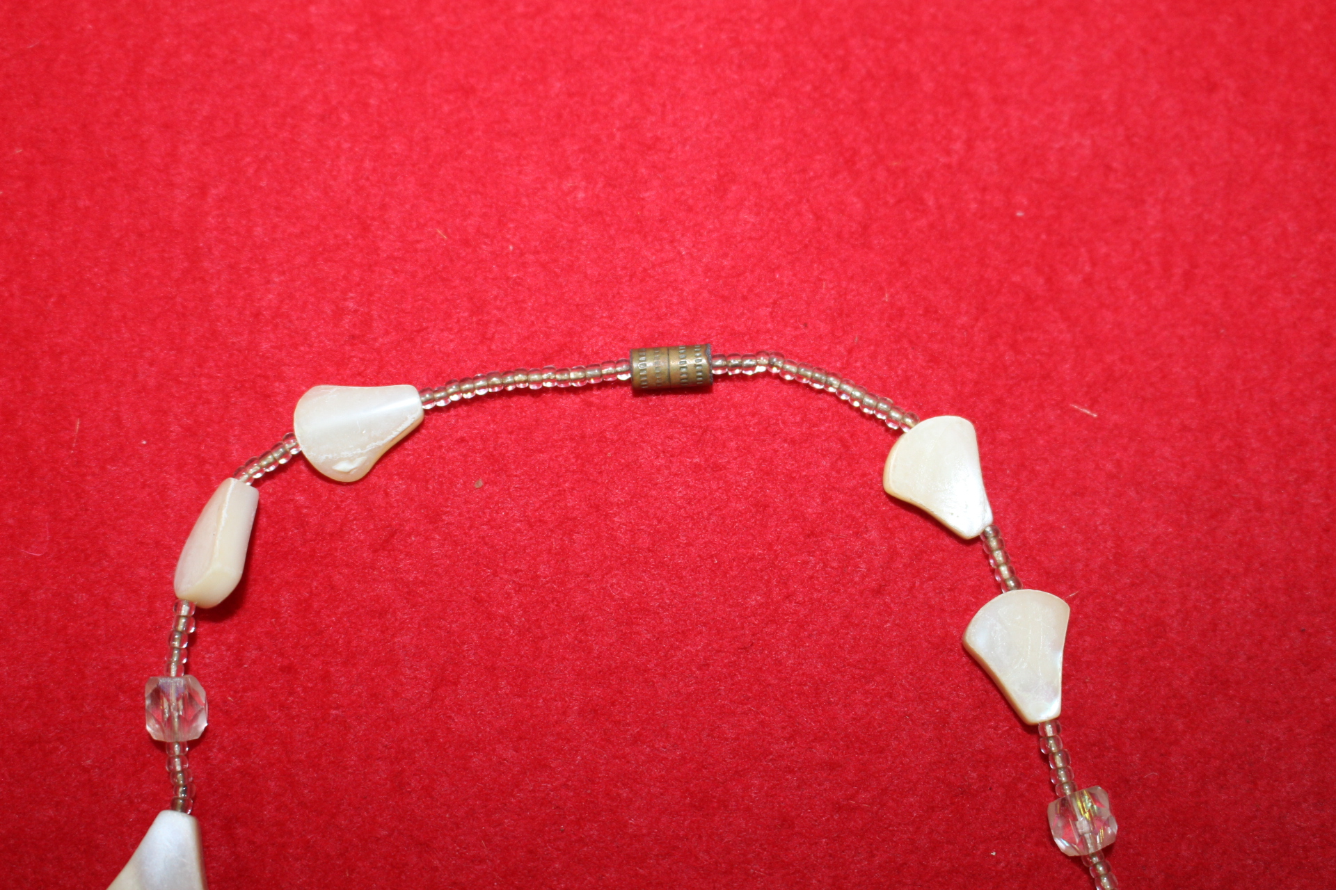 조개껍질과 수정으로된 목걸이