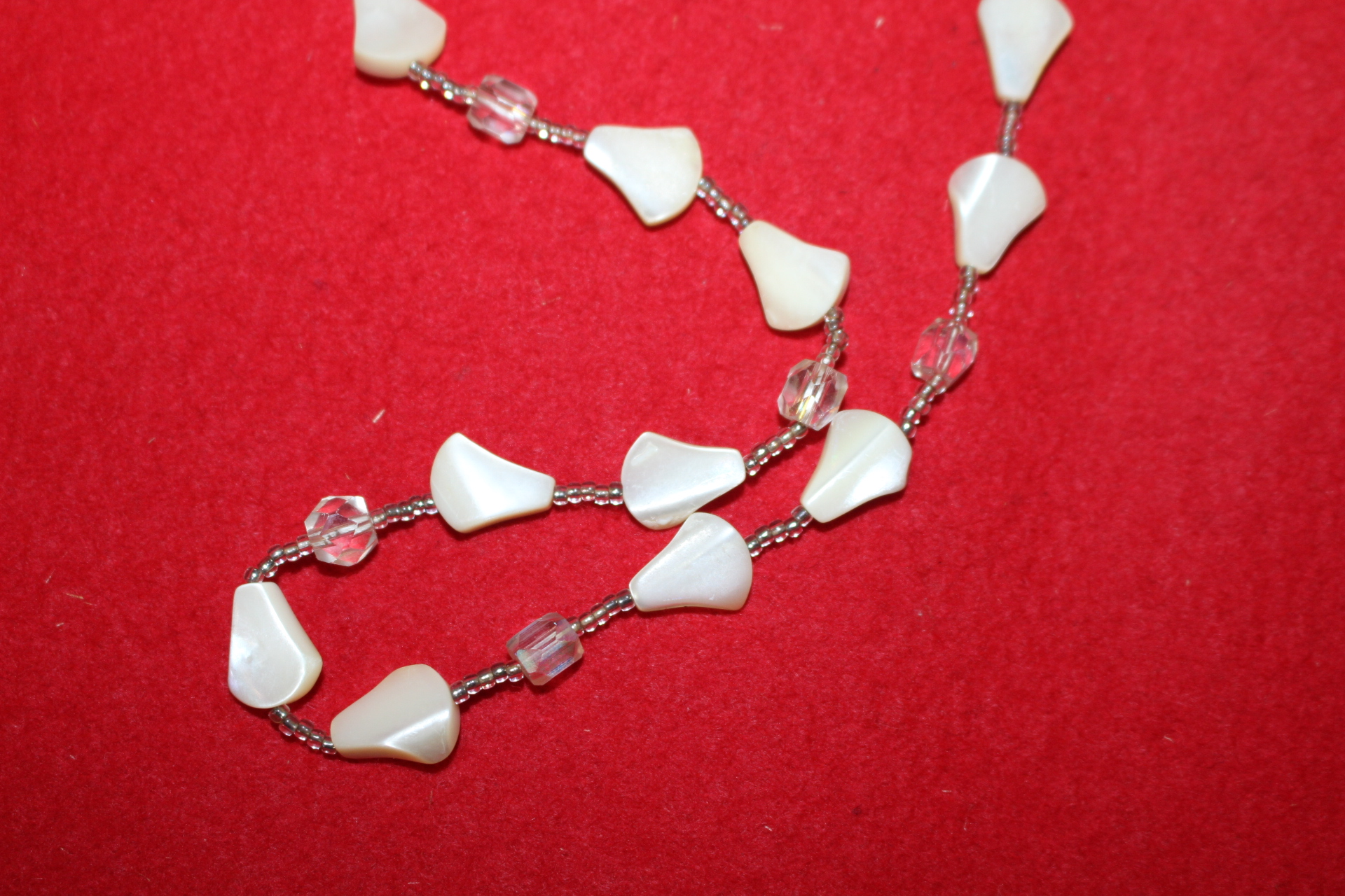 조개껍질과 수정으로된 목걸이