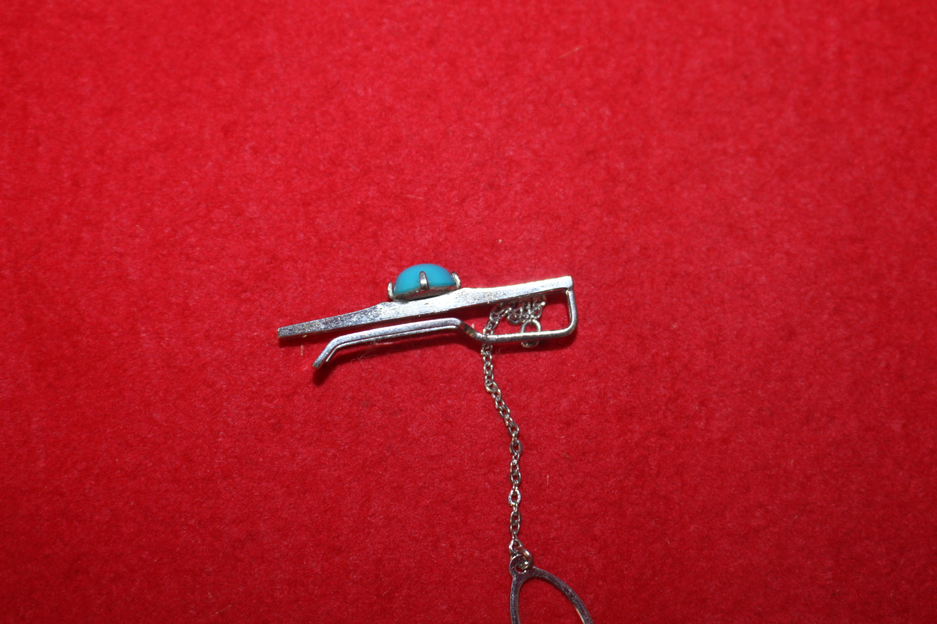 순은에 보석이 장식된 넥탁이핀