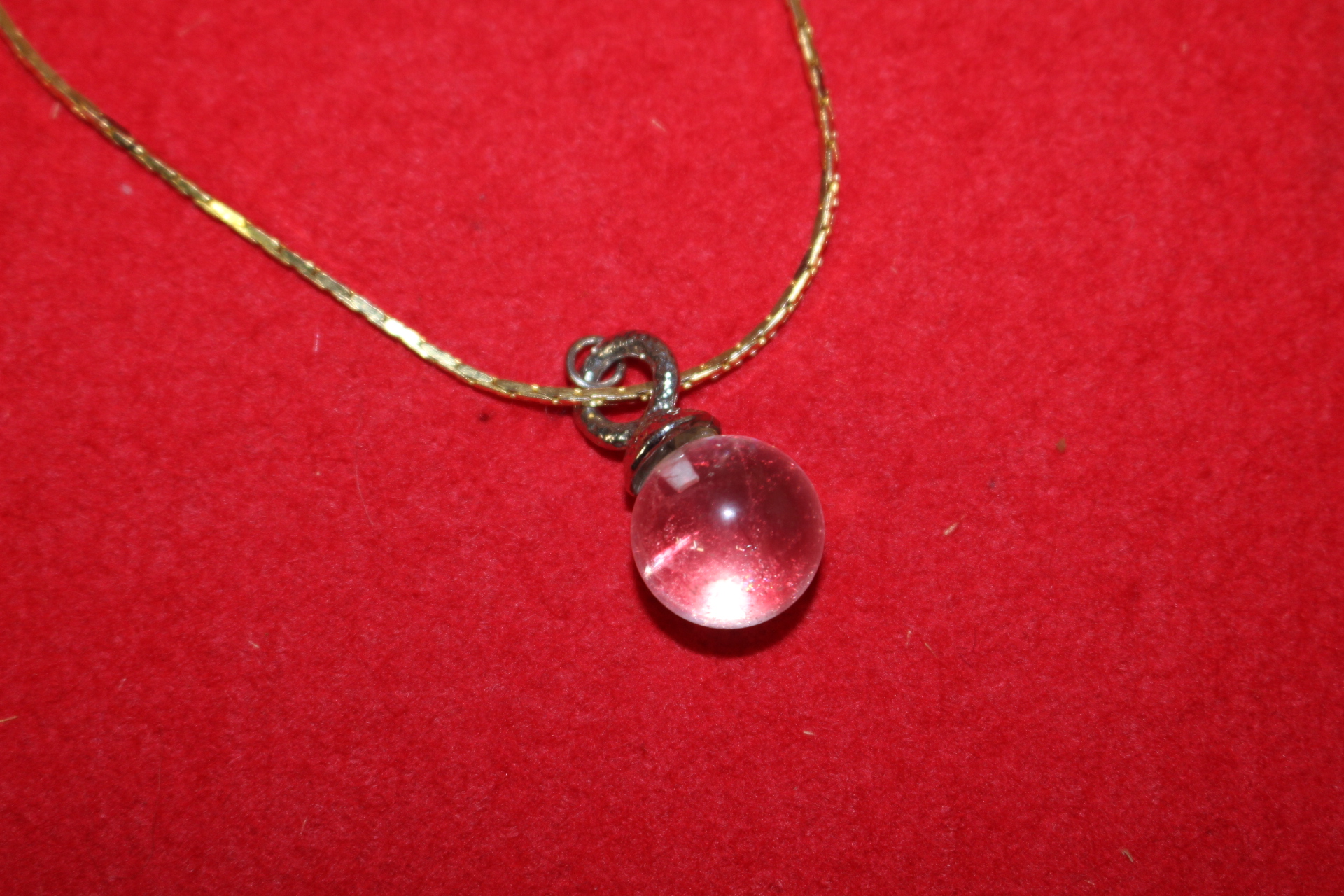 원석 수정이 장식된 목걸이