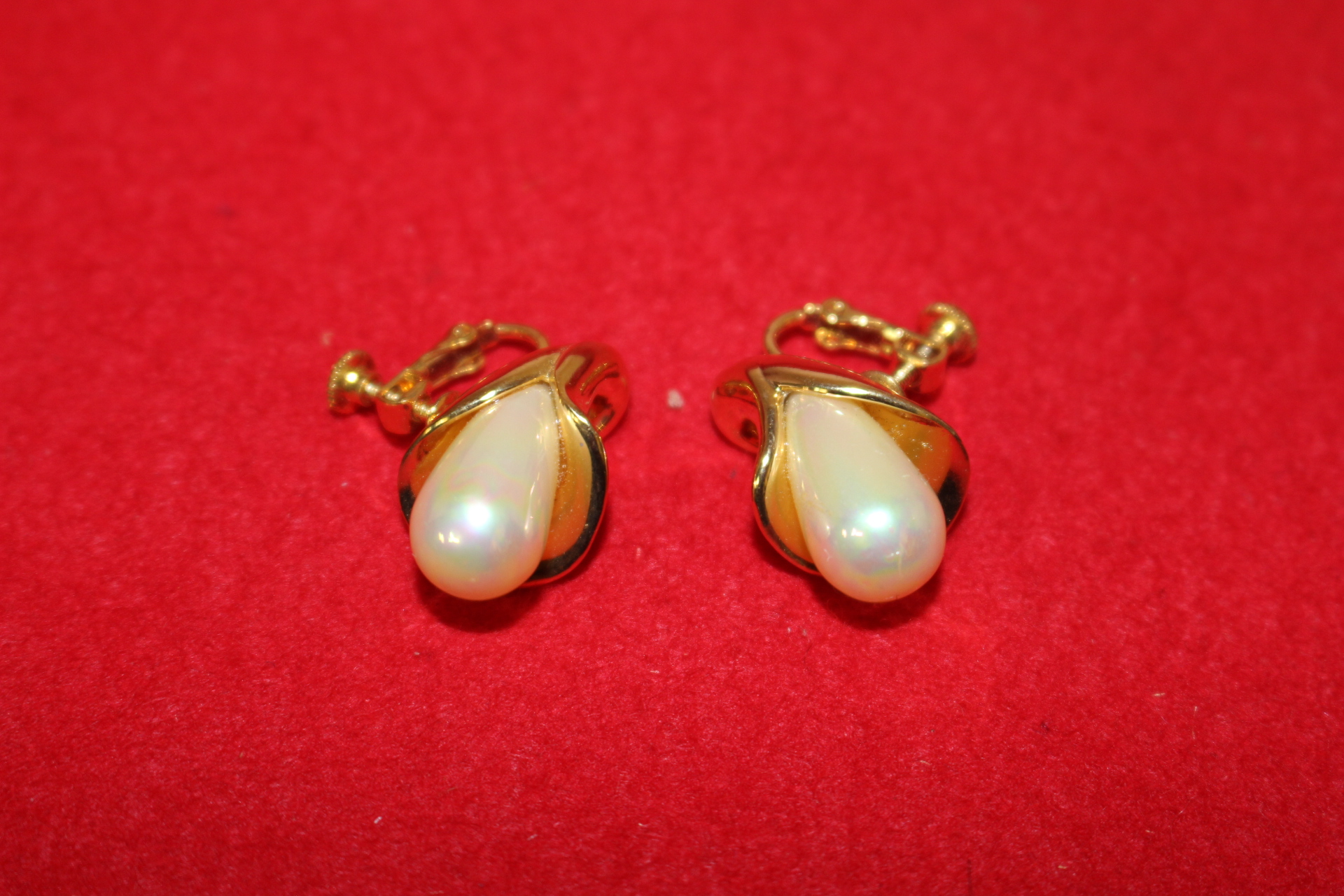 인조진주가 장식된 귀걸이 1쌍