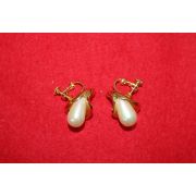 인조진주가 장식된 귀걸이 1쌍