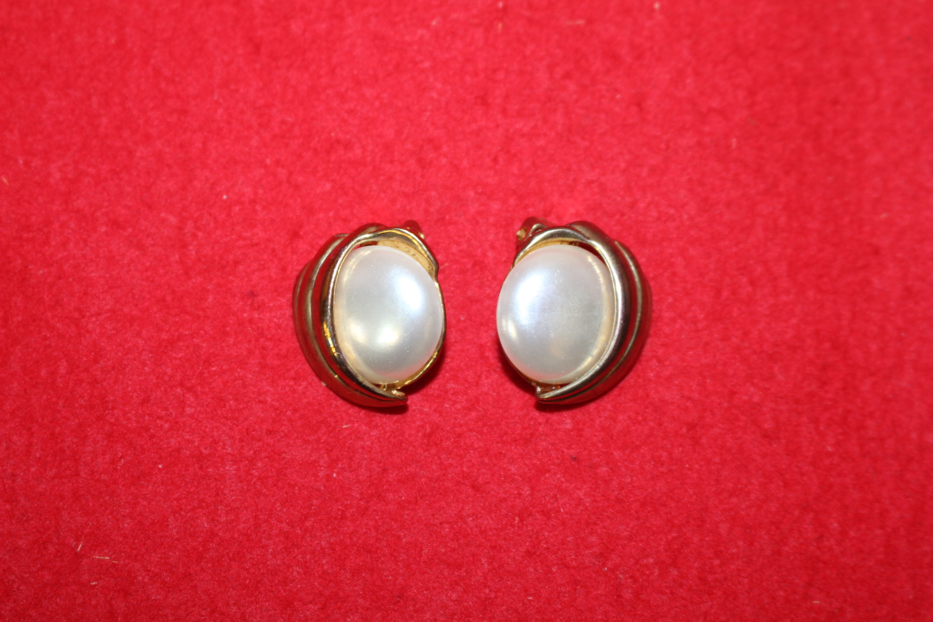 인조진주가 장식된 귀걸이 1쌍