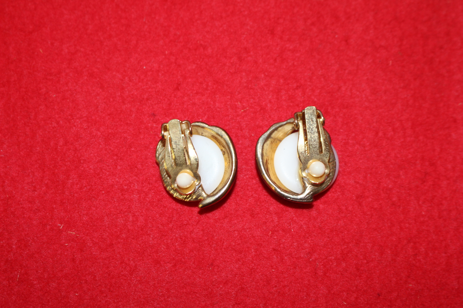 인조진주가 장식된 귀걸이 1쌍