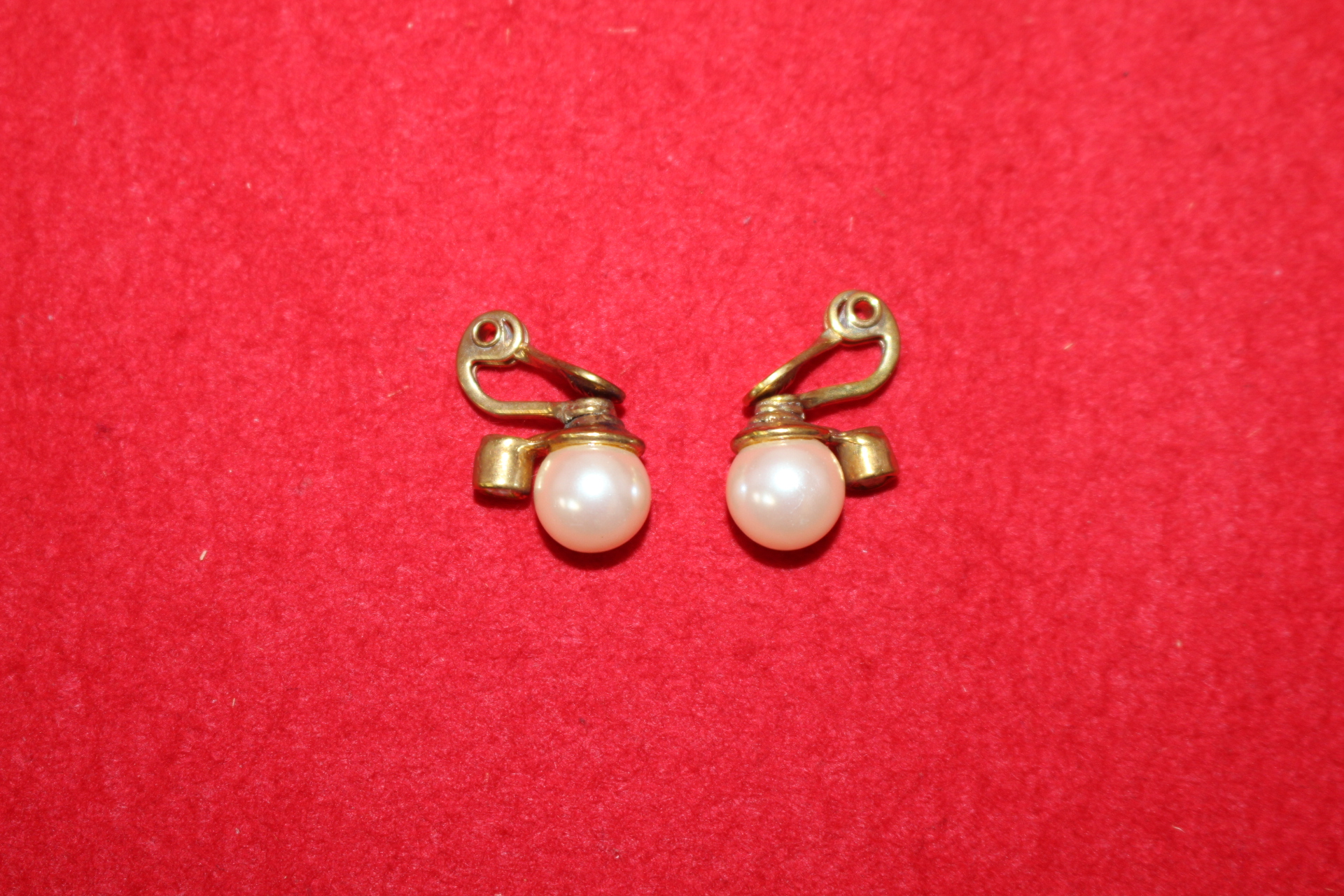 인조진주가 장식된 귀걸이 1쌍