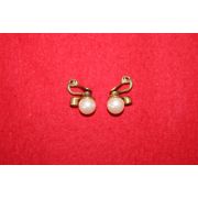인조진주가 장식된 귀걸이 1쌍
