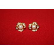 인조진주가 장식된 귀걸이 1쌍