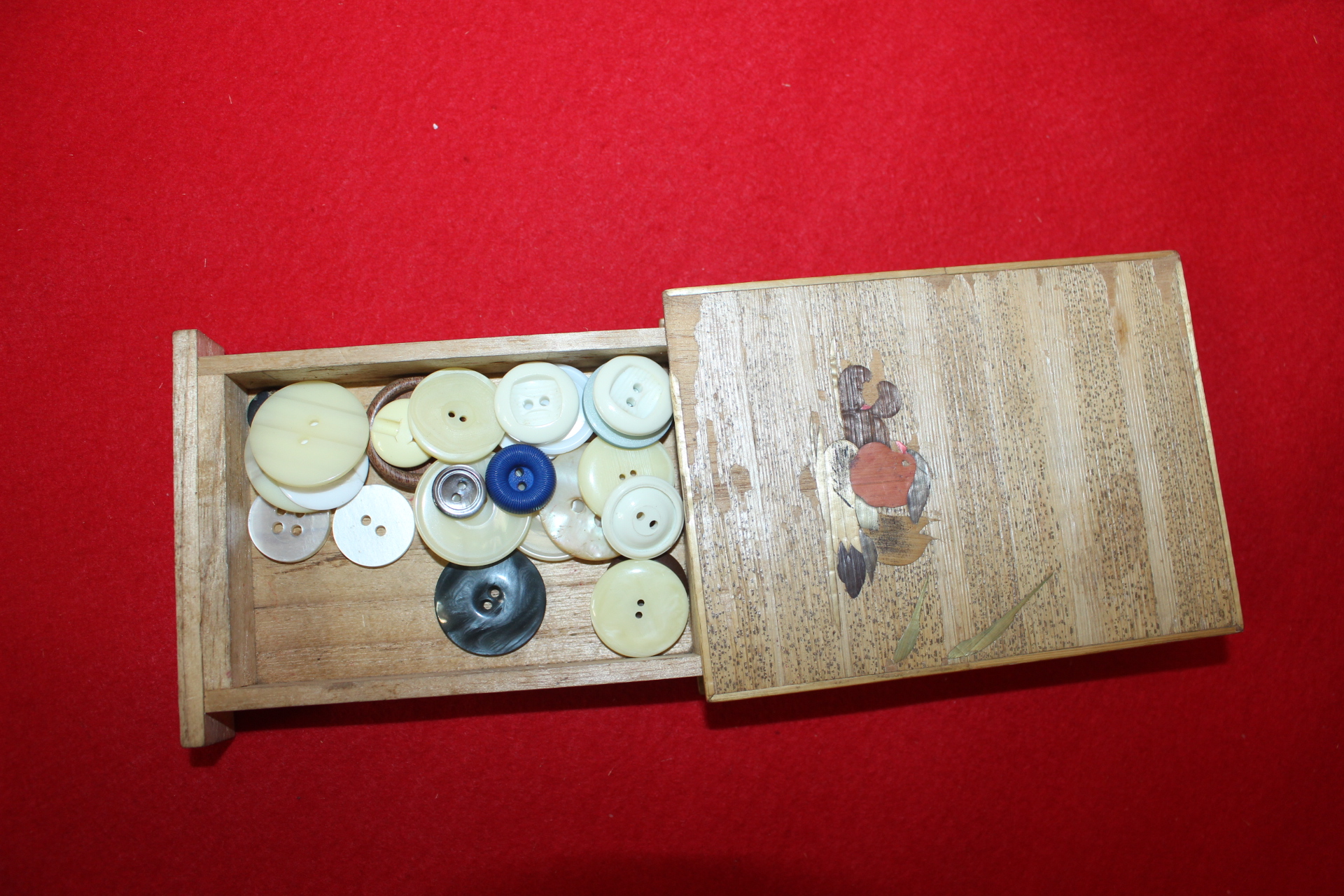 원앙새문양에 나무로된 소형함(내부에 단추포함)