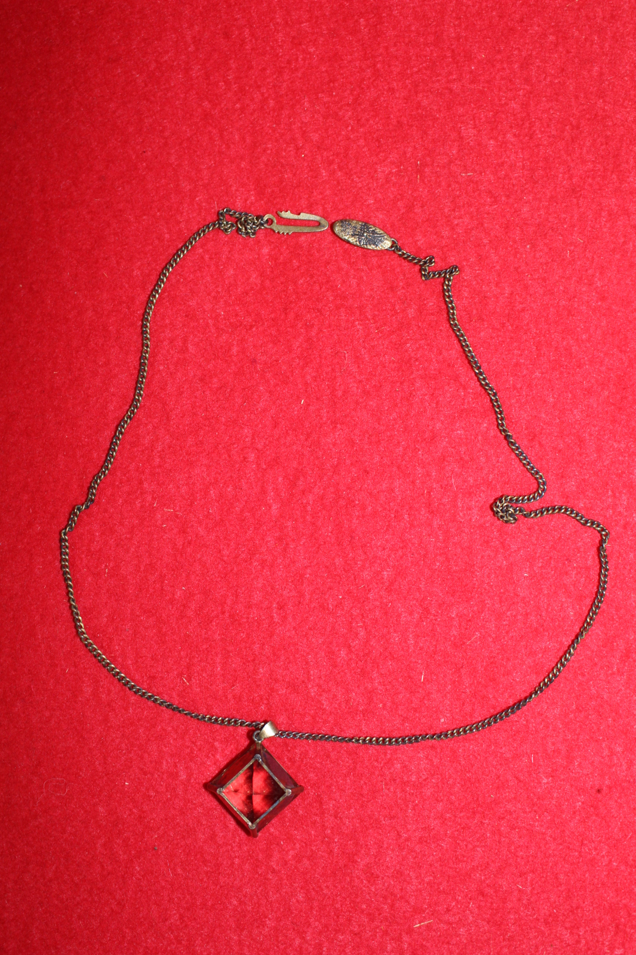 오래된 골동 보석이 장식된 목걸이