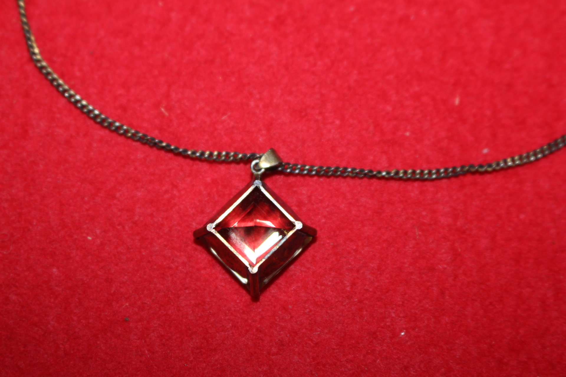 오래된 골동 보석이 장식된 목걸이