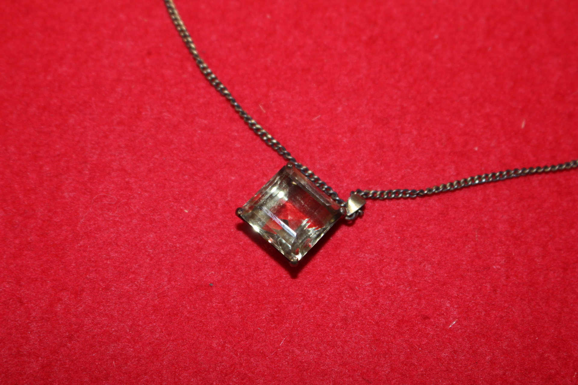 오래된 골동 보석이 장식된 목걸이