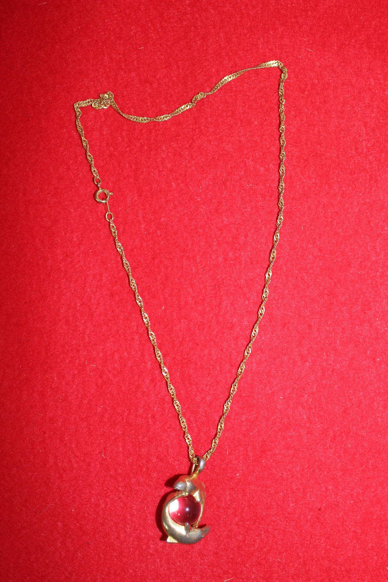 수정알이 장식된 목걸이