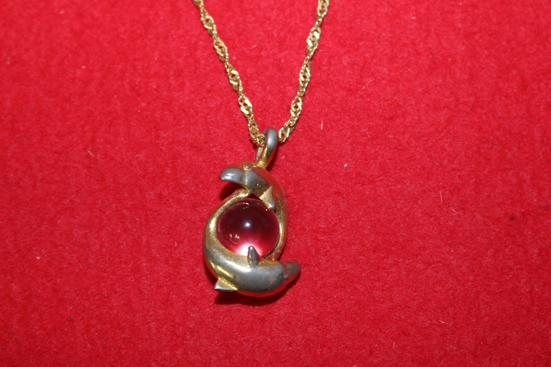 수정알이 장식된 목걸이