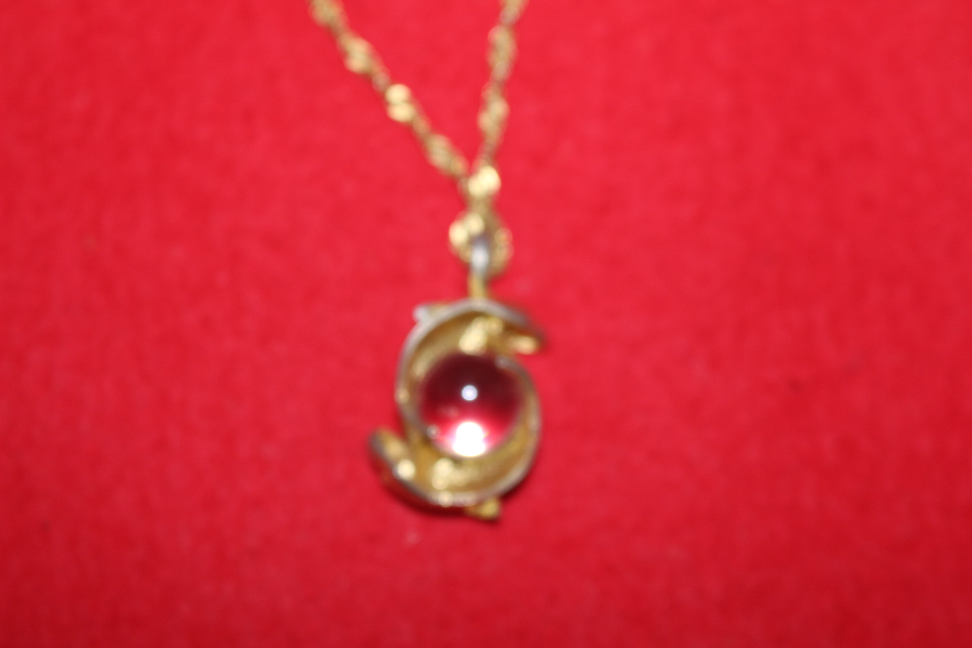 수정알이 장식된 목걸이