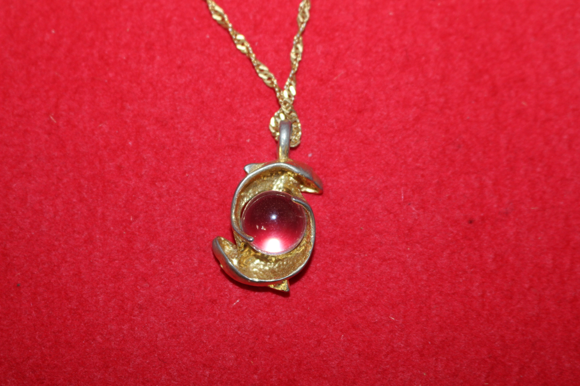 수정알이 장식된 목걸이