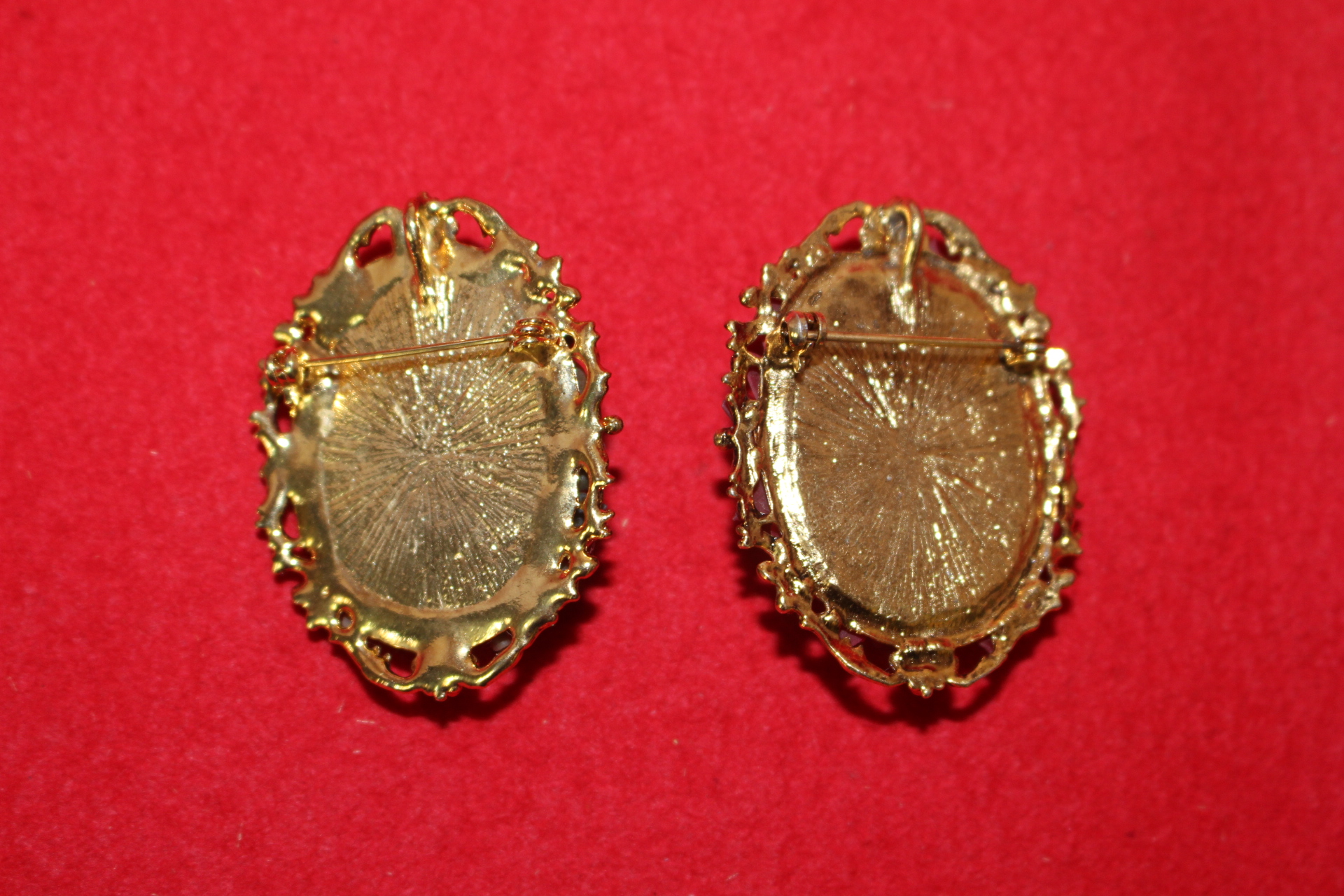 도자기재질의 화문이 조각된 브롯지 2점