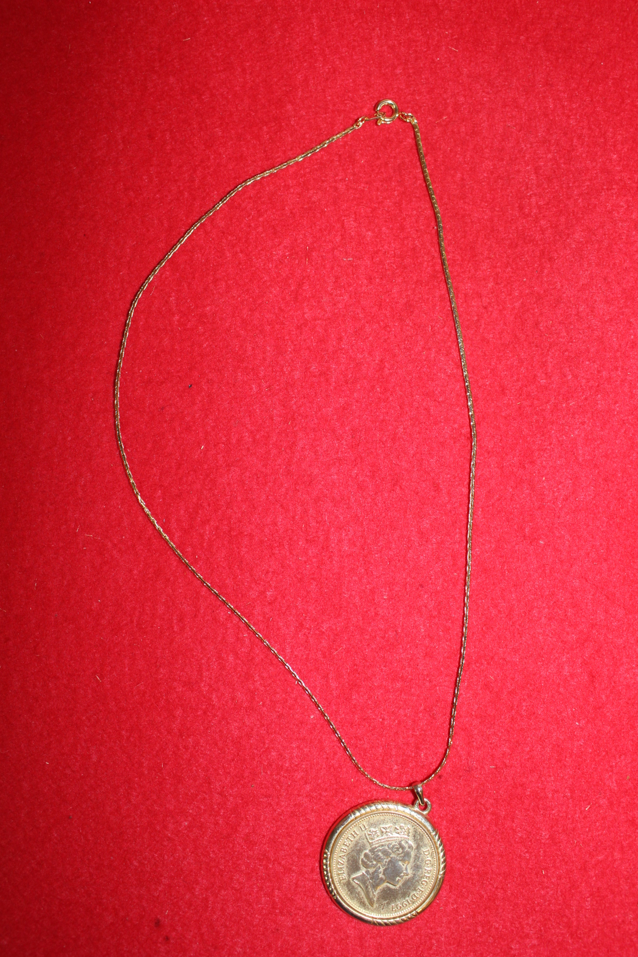 엘리자베스메달이 달린 목걸이