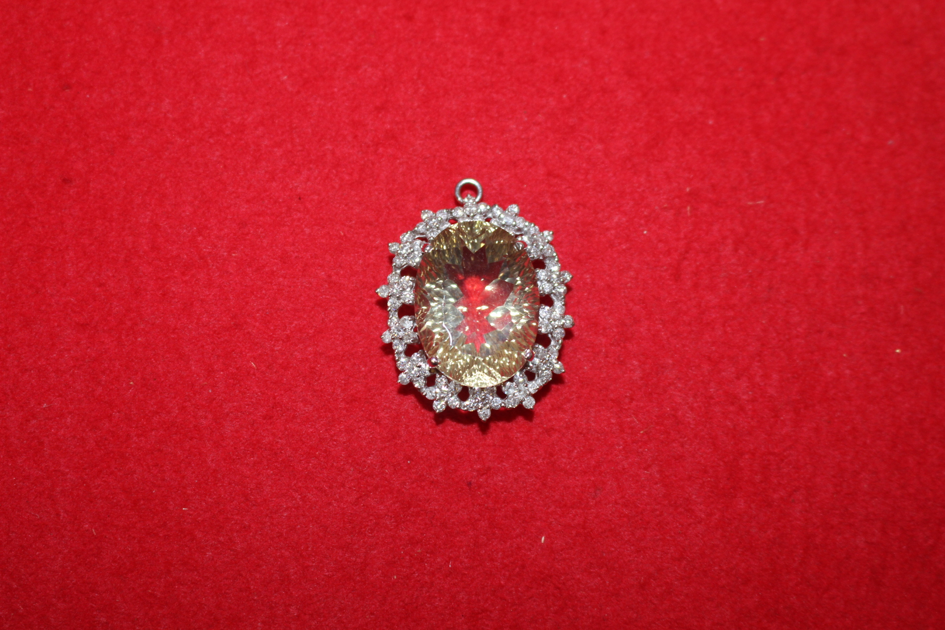 보석이 장식된 목걸이 추